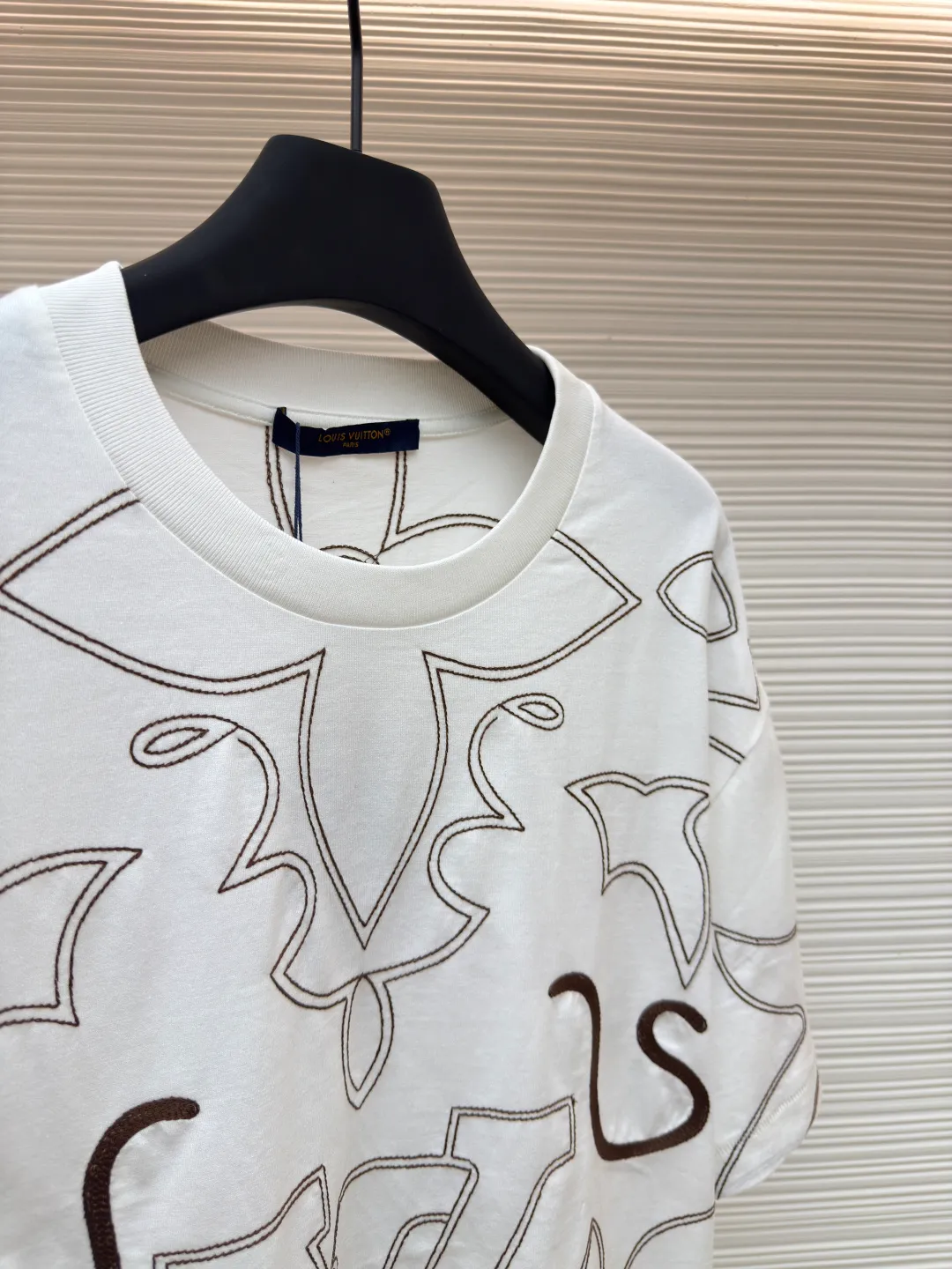 LOUIS VUITTON full-line embroidered T-shirt ●Authentic product: 12700 purchase and development ●Item number: 1680402-A45 ●Fabric: long-staple cotton fabric ●Technology: embroidery production ●Version: fitted version ●Weight: about 245 grams ●Size: The finished fabric is passed through a mercerizing machine to increase the luster of the fabric. It is matched with 32s double-strand cotton cover silk cylindrical open rib. It adopts domestic high-speed large-size embroidery. The embroidery strips are all scaled in proportion to the size of the code to ensure that the embroidery effect of each code is consistent. The embroidery lines are all horizontally restored at the side seams. The collar pattern on the front panel and the back panel are restored. The mercerized cotton thread tatami stitch method is used, and the PU film on the surface increases the three-dimensional effect. The overall wiring is straight and delicate, the fabric is comfortable and soft, and the color is consistent without color difference. It can be matched with the same style to create a fashionable look and control various occasions. Customized accessories, complete with three standards, same style for men and women!